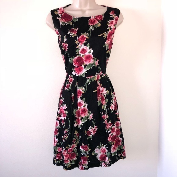 Monteau Dresses & Skirts - Monteau Floral Dress